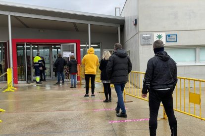 Imatge de la cua de votació al col·legi electoral de la Riera de Gaià.