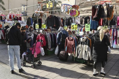 Uno de los puestos del Mercat de Marxants en torno al Mercat Central, ayer.