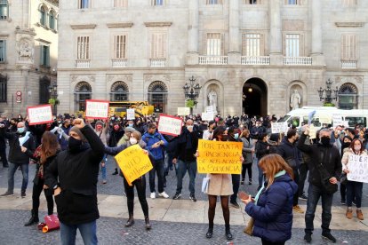 Plano general de la protesta de los trabajadores del juego en la Plaza Sant Jaume.