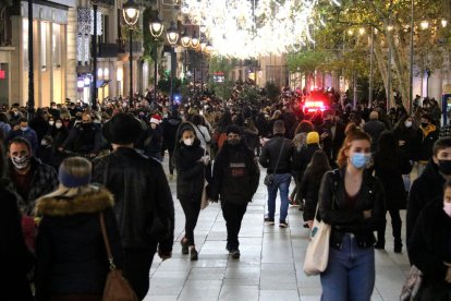 Gran plano general del Portal del Ángel de Barcelona, pleno hasta los topes la tarde del 8 de diciembre.