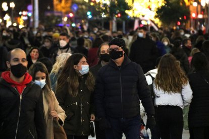 Numerosas personas andando por el Portal del Ángel de Barcelona