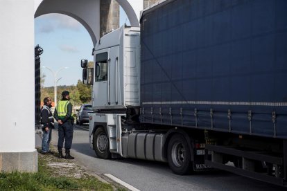 Control de la Guàrdia Nacional Republicana al pas entre Portugal i Espanya situat entre les localitats de Marvao i Valencia de Alcántara.