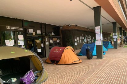 Tendes de campanya davant del Departament d'Ensenyament per reclamar l'estabilització del personal interí laboral i educatiu.