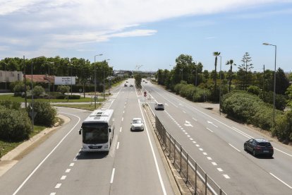 L'organització actual obliga els veïns a travessar dos carrils per passar a la urbanització.