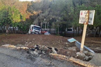 Imagen del camión accidentado.