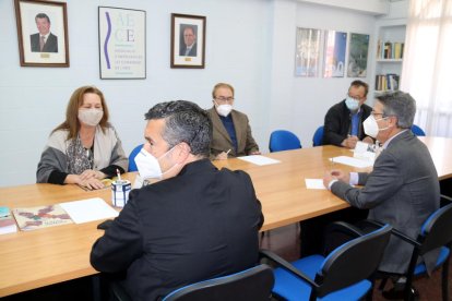 Representantes del AECE, reunidos en la sala de juntas de la sede en Tortosa.