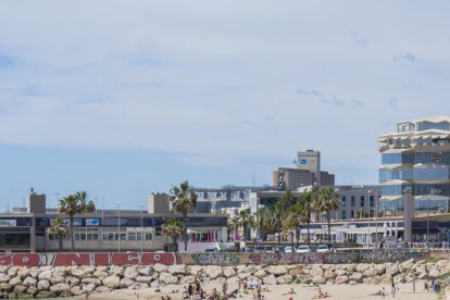 Banyistes a la platja del Miracle.