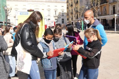 Un grup d'alumnes de sisè de primària de l'escola Saavedra de Tarragona participant en el projecte mEDU Tarraco.