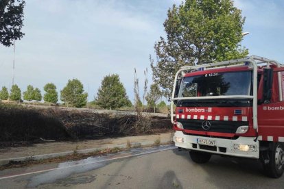 Los Bomberos tras extinguir el incendio.