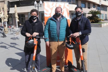 El consejero de Territorio de Tarragona, Xavier Puig -en el centro-, con los responsables de Spin Xavier Puigví y Filippo Brunelleschi.