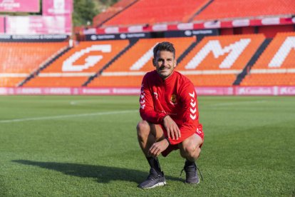 Joan Oriol, en el Nou Estadi, donde espera jugar muchos partidos y, después de cuatro o cinco temporadas, colgar las botas en la que considera su casa.