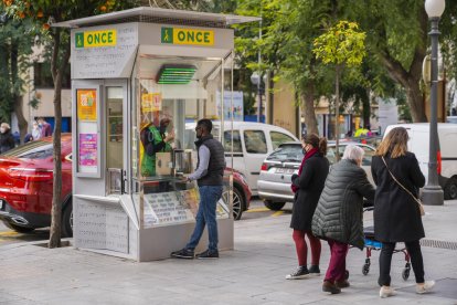 Imatge del punt de venda de la Rambla Nova amb Compte de Rius, amb Josep Lluís atenent un client al matí d'ahir dijous.