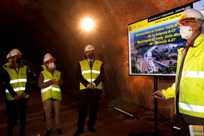 El ministro de Transportes, Movilidad y Agenda Urbana, José Luis Ábalos, y la subdelegada del gobierno español, Teresa Conillera, durante la visita de obras al túnel.