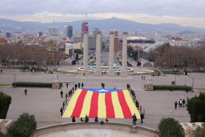 L'estelada gegant que ha desplegat l'ANC a les Fonts de Montjuïc per demanar la mobilització de vot independentista