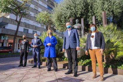 Los representantes de ERC en Tarragona durante el acto de ayer delante del monumento a Lluís Companys.