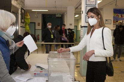 Inma Rodríguez, ayer, en el momento de votar.