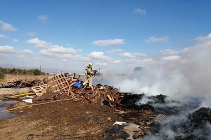 Un bombero trabajando en el incendio.