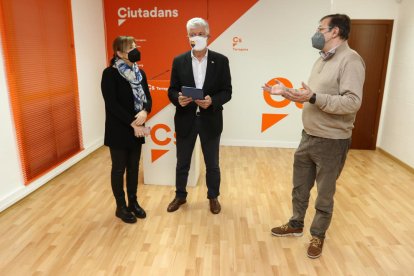 Matías Alonso, siguiendo el escrutinio de los comicios catalanes celebrados ayer desde la sede de Cs.