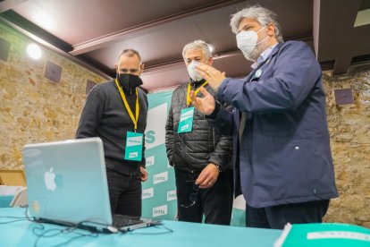 Albert Batet, seguint l'escrutini de les eleccions desde la sede de Junts en la ciudad de Tarragona.