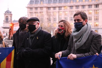 L'exconseller Lluís Puig amb l'expresident Carles Puigdemont i els exconsellers Toni Comín i Meritxell Serret a Brussel·les.