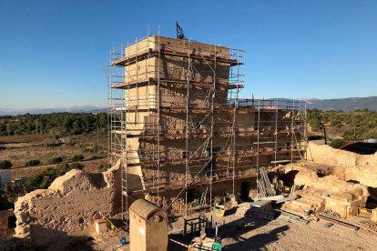 Imatge de les obres de rehabilitació del castell de Vallmoll.