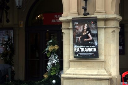 L'exterior del Liceu aquest dilluns amb els cartells de 'La traviata'.