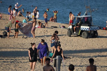 Un vehicle de la Guàrdia Urbana per la platja de la Nova Icària.