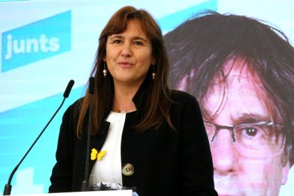 Laura Borràs, amb el president del partit, Carles Puigdemont, en connexió des de Waterloo, durant la nit electoral el 14-F.