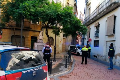 Imagen del dispositivo por|para la detención del sospechoso en la zona d ela plaza del Caracol|Tornillo de Valls.