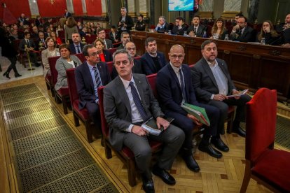 Los encausados del 1-O, en el centro de la sala del Supremo.