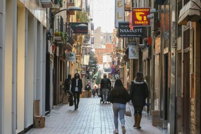 Imatge d'arxiu de gent passejant per Reus.