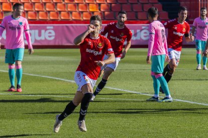 Carbia celebra un dels dos gols que va anotar diumenge al Nou Estadi contra el Barcelona B.