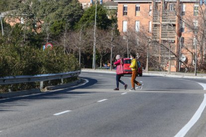 Usuaris de l'Hospital salten la mitgera, l'INS d'Horticultura no té vorera i el carril bici està trossejat.