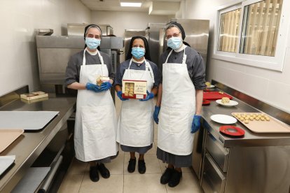 Las hermanas clarisas Núria, Mercè y Teresa, en el obrador de galletas, este lunes.