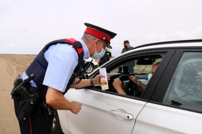 Un dels agents dels Mossos d'Esquadra al control informatiu a l'entrada de la platja del Trabucador per informar sobre l'ordenació de l'ús públic del Parc Natural del Delta de l'Ebre.