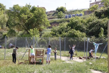 Alumnes de l'escola rural de Rocafort de Queralt, jugant en plena natura.