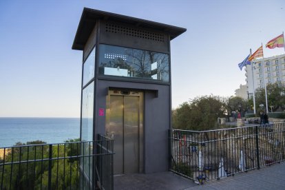 Aspecte de la porta de l'ascensor a la Via Augusta.