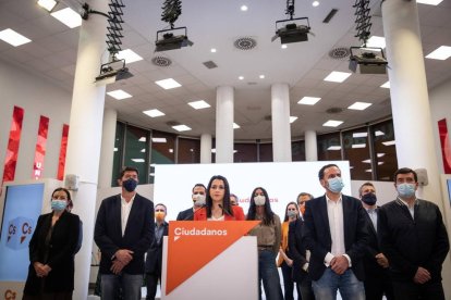 La líder de Cs, Inés Arrimadas, acompanyada de membres de l'executiva del partit liberal.