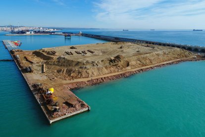 La draga Zheng ha llenado el interior del Moll de Balears con 600.000 m3 de material del fondo marino.