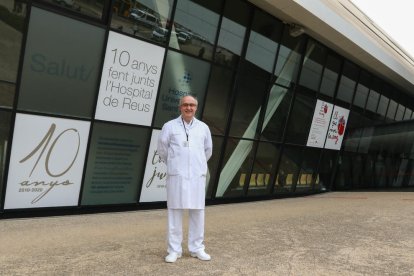 Jordi Sánchez, este lunes, en la entrada del Hospital de Reus.