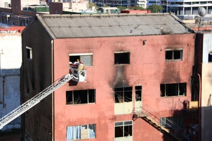 Pla generalde bombers extraient una de les víctimes mortals en l'incendi de Badalona.