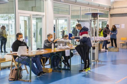 Una persona votant a l'Escola Pi del Burgar de Reus el 14-F.