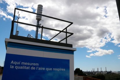 Una caseta de recogida de datos de la calidad del aire en el Camp de Tarragona, en el pueblo de Puigdelfí, en el Tarragonès.