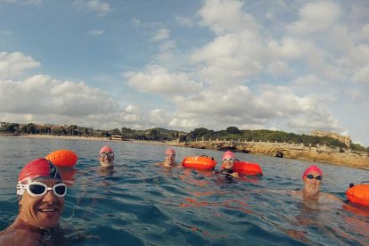 Diversos membres del grup a la platja de l'Arrabassada aquesta setmana.