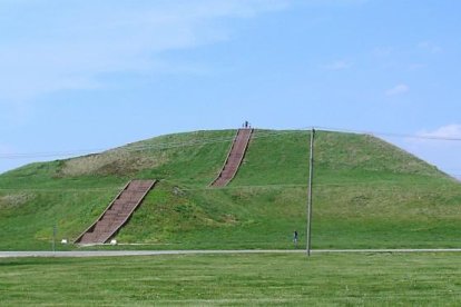 Imatge del Túmul del Monje, el major túmul del jaciment de Cahokia.