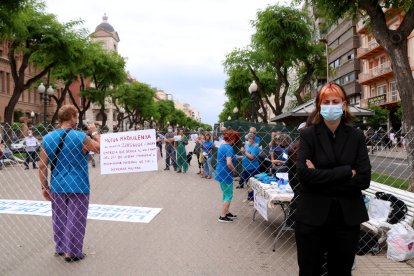 La tanca de filferro i d'una actriu de la companyia Tornavís Teatre durant la protesta de Stop Mare Mortum a Tarragona en el Dia Mundial de les Persones Refugiades.