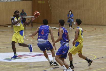 Una imatge del duel que el Salou i el CBT van disputar durant la pretemporada.