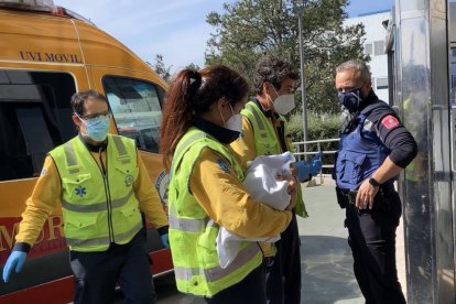 Troben una bebè de cinc dies abandonada en una caixa de cartó a Madrid