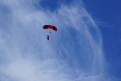 Imagen de archivo de un paracaidista en el aire.