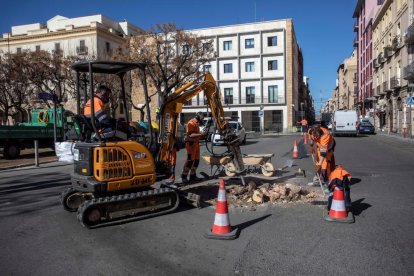 Un operario retirando la rotonda de la plaza de los Carros.